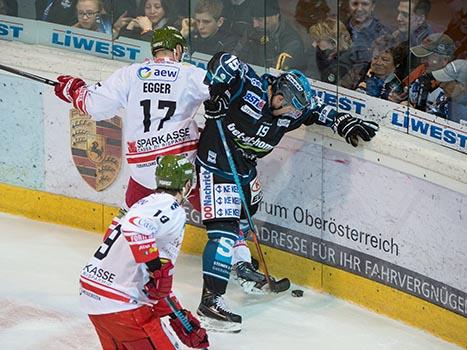 Andrew Jacob Kozek, Linz und Alexander Egger, Bozen, EHC Liwest Black Wings Linz vs HCB Suedtirol, 1. Viertelfinale