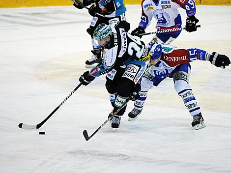 Adrian Veideman, Linz und David Brine, Zagreb, EHC Liwest Black Wings Linz vs. KHL Medvescak Zagreb