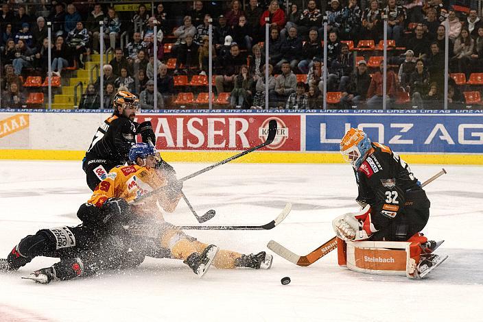 Filippo Rigoni (Migross Supermercati Asiago Hockey 1935), Tormann Rasmus Tirronen (Steinbach Black Wings Linz) Steinbach Black Wings Linz vs Migross Supermercati Asiago Hockey 1935, 14. Runde ICE Hockey League, Steinbach Black Wings Linz, Linz AG Eisarena 