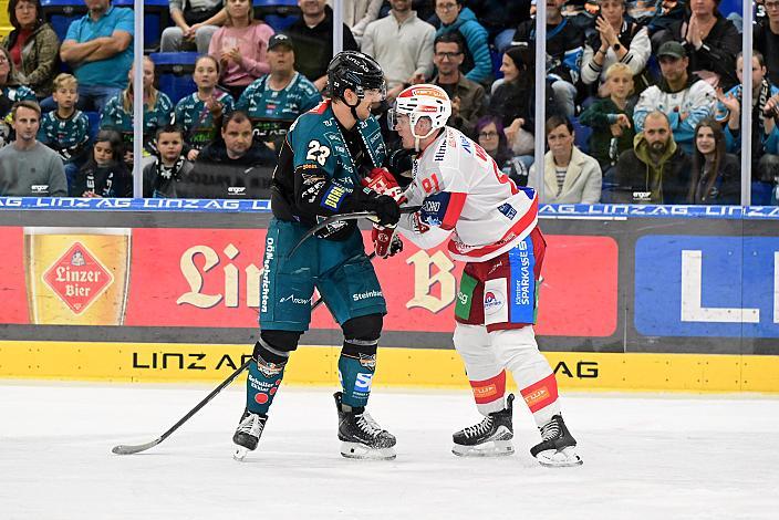 Finn van Ee (EC KAC) kämpft mit Patrick Söllinger (Steinbach Black Wings Linz), 8. Runde ICE, Steinbach Black Wings Linz vs EC KAC, Linz AG Eisarena 