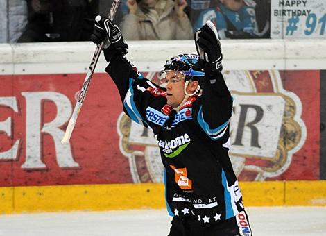 #71 Pat Leahy, Liwest Black Wings Linz, feiert den Ausgleichstreffer.