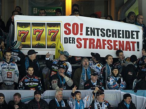 Fans mit Transparent, Strafsenat, EHC Liwest Black Wings Linz vs. KHL Medvescak Zagreb, Platzierungsrunde