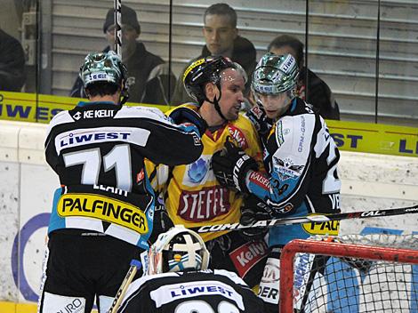 Adrian Veideman und Pat Leahy, Linz mit Benoit Gratton, Vienna, EHC Liwest Black Wings Linz vs. UPC Vienna Capitals, Viertelfinale