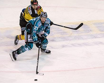 Philipp Lukas (EHC Liwest Black Wings Linz) und Ryan Conner McKiernan (UPC Vienna Capitals) EHC Liwest Black Wings Linz vs UPC Vienna Capitals