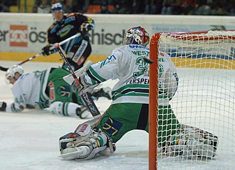 Ein Schuss von Rob Shearer, Liwest Black Wings, verfehlt knapp das Tor von Alex Westlund, Tormann, HDD ZM Olimpija Ljubljana.
