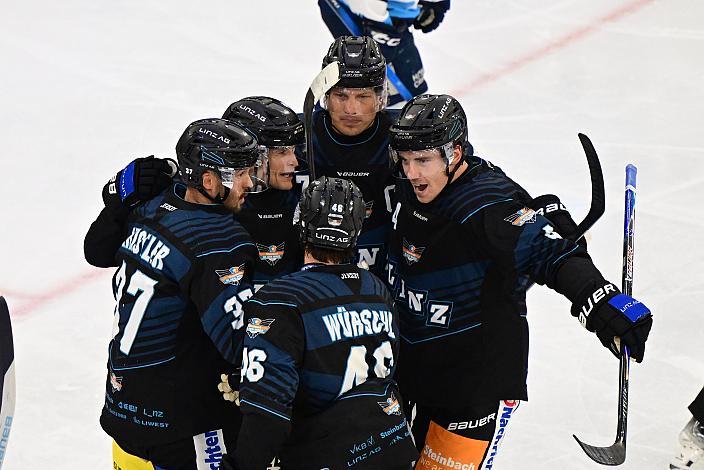 Die Steinbach Black Wings Linz feiern das Tor zum 1 zu 2  durch Emilio Romig (Steinbach Black Wings Linz), Steinbach Black Wings Linz vs Bili Tygri Liberec (CZE) , Linz AG Eisarena
