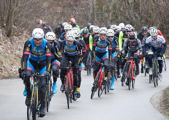 Das Feld am Eichberg, mit Riccardo Zoidl (AUT, Team Felbermayr Simplon Wels), Herren Elite, U23, Radliga, 60. Radsaison-Eröffnungsrennen Leonding, Oberösterreich