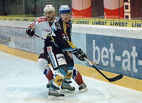 #19 Rob Shearer, Stuermer, EHC Liwest Black Wings Linz und die #27 Miha Rebolj, HK Acroni Jesenice, beim Bully.