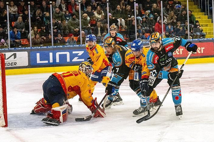 Tormann Evan Cowley Stevenson (Migross Supermercati Asiago Hockey 1935), Brian Lebler (Steinbach Black Wings Linz), Shawn St.Amant (Steinbach Black Wings Linz)  Win2Day ICE Hockey League,  Steinbach Black Wings Linz vs  Migross Supermercati Asiago Hockey 1935,  Linz AG Eisarena 