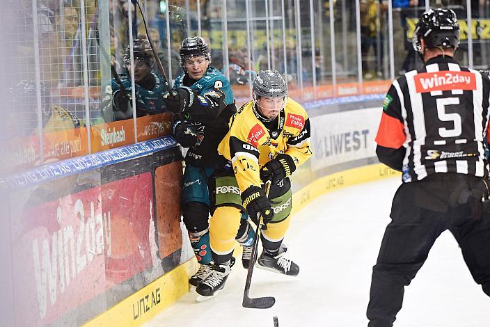 Emil Romig (Steinbach Black Wings Linz) Greg DiTomaso (HC Falkensteiner Pustertal), 9. Runde ICE, Steinbach Black Wings Linz vs HC Falkensteiner Pustertal, Linz AG Eisarena 