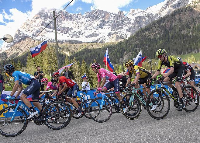 die Gruppe der Favoriten mit Vincenzo Nibali (ITA, Bahrain Merida Pro Cycling Team), Primoz Roglic (SLO, Team Jumbo-Visma), Richard Carapaz (ECU, Movistar Team), Giro, Giro d Italia, Radsport, 102. Giro d Italia - 19. Etappe  