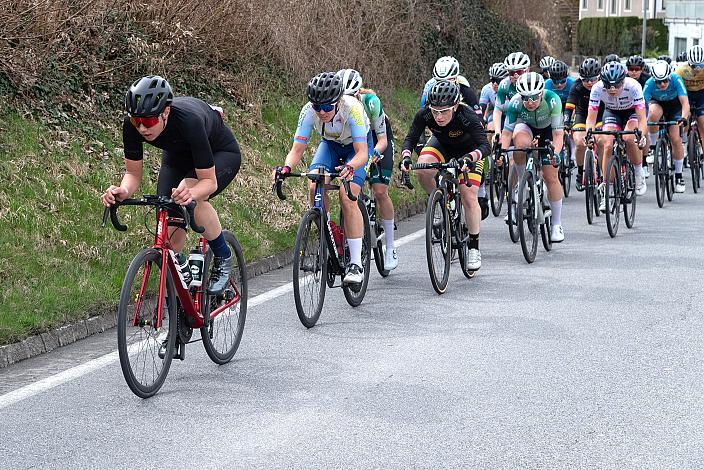 Anna Kofler (AUT, URC Veloblitz) an der Spitze des Peletons der Damen Elite, U23, Radliga, 62. Radsaison-Eröffnungsrennen Leonding, Oberösterreich