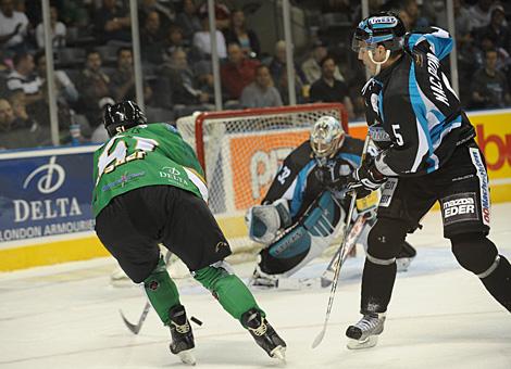 Sam Gagner, NHL Legende, London Knights scort 2x gegen die Linzer Black Wings. 
