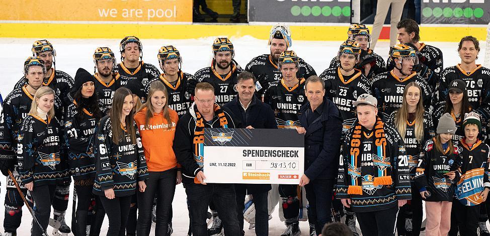 Die Spielerfrauen der Steinbach Black Wings Linz sammelten für eine Charity Aktion Steinbach Black Wings Linz vs Spusu Vienna Capitals, 27. Runde, ICE Hockey League, Steinbach Black Wings Linz, Linz AG Eisarena