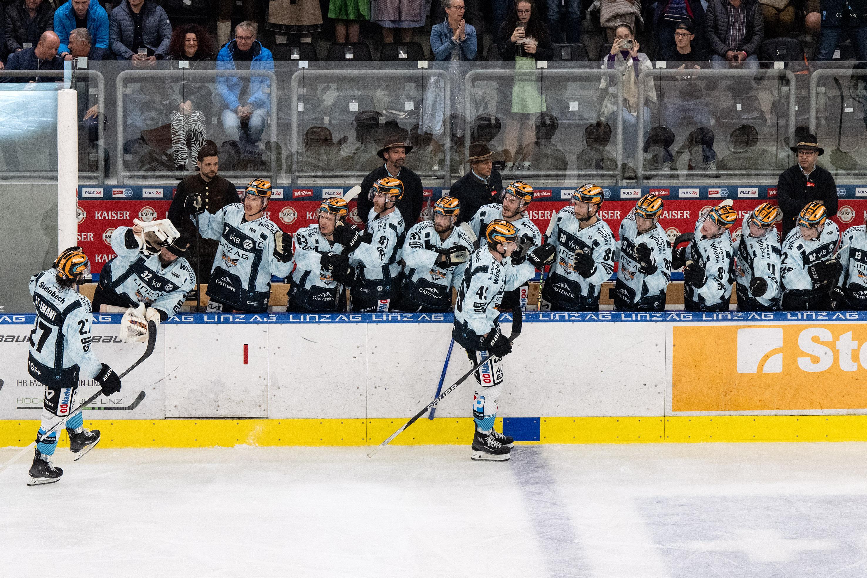 Graham Knott (Steinbach Black Wings Linz) feiert das Tor zum 4 zu 0, Oktoberfest, Steinbach Black Wings Linz vs Moser Medical Graz 99ers, Linz AG Eisarena
