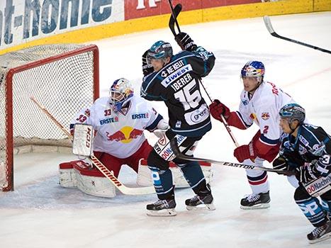 Matthias Iberer, Linz vor Luca Gracnar, Salzburg, EHC Liwest Black Wings Linz vs EC Red Bull Salzburg