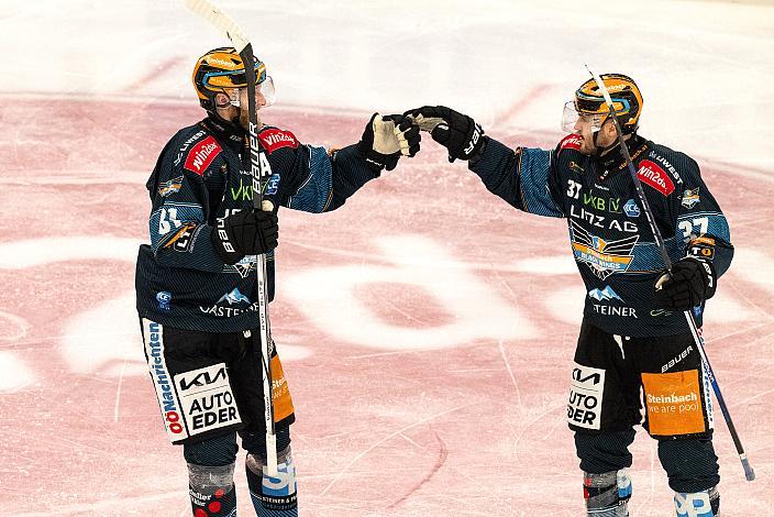 Sean Collins (Steinbach Black Wings Linz) und Andreas Kristler (Steinbach Black Wings Linz) feiern das Tor zum 1 zu 0 Steinbach Black Wings Linz vs EC KAC, Linz AG Eisarena 