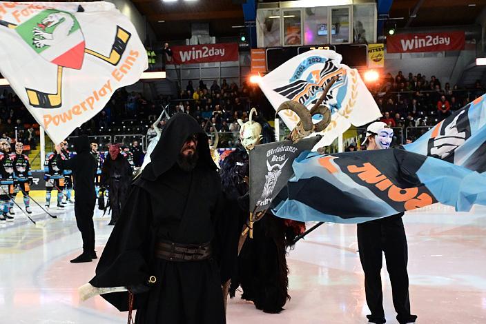  Das Team der Steinbach Black Wings Linz mit den Perchten der Urfahraner  Beisl Teufl, Win2Day ICE Hockey League,  Steinbach Black Wings Linz vs HC Pustertal Wölfe,  Linz AG Eisarena 