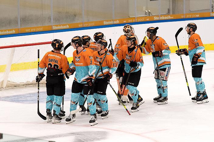 Die Black Wings Linz feiern den Sieg über Bad Nauheim,  Steinbach Black Wings Linz vs EC Bad Nauheim, Testspiel, Eishockey, Bet at Home ICE Hockey League