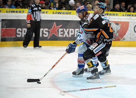 Philipp Lukas Liwest Black Wings Linz gegen Thomas Pfeffer EC VSV