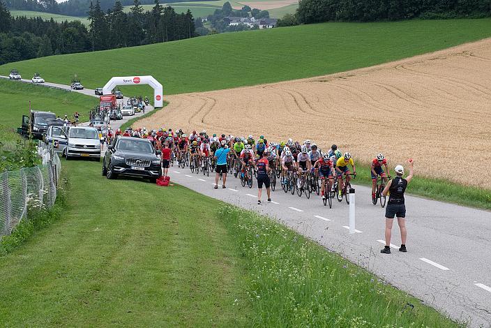 Das  Feld der Fahrer vor Rohrbach, 46. Int. Keine Sorgen,  Junioren Rundfahrt UCI Kat. MJ 2.1, 2. Etappe Rohrbach - Rohrbach