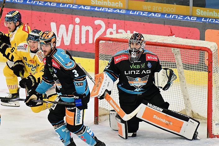 Tormann Thomas Höneckl (Steinbach Black Wings Linz)  Win2Day ICE Hockey League,  Steinbach Black Wings Linz vs Spusu Vienna Capitals,  Linz AG Eisarena