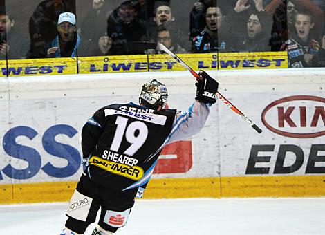 Rob Shearer jubelt ueber sein Tor beim Comeback, Liwest Black Wings Linz vs. HK Acroni Jesenice