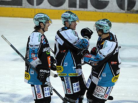 Franklin MacDonald, Jan-Axel Alavaara und Martin Grabher Meier, feiern das 3 zu 3, EHC Liwest Black Wings Linz vs. EC Red Bull Salzburg, Platzierungsrunde