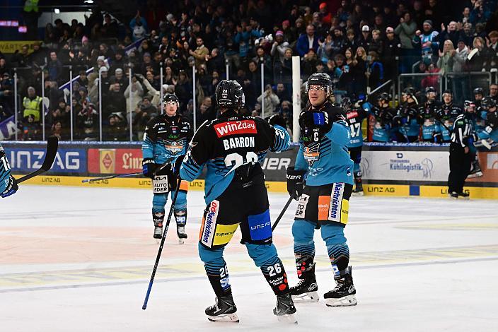 Die Steinbach Black Wings Linz feiern das Tor zum 4 zu 2 durch Travis Barron (Steinbach Black Wings Linz) ins leere Tor der Laibacher, 22. Runde ICE, Steinbach Black Wings Linz vs HK Olimpija Ljubljana, Linz AG Eisarena