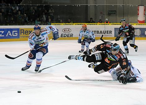 Christoph Ibounig Liwest Black Wings Linz stuermt in die Zone des  EC VSV