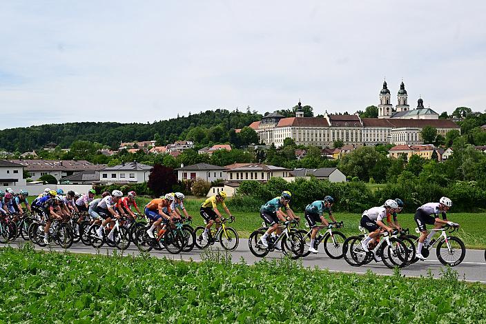 Das Peloton unterwegs im Traunviertel vor Stift St. Florian,  3. Etappe Asten - Bad Schallerbach, Oberösterreich Rundfahrt