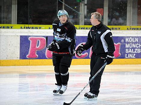 Die neu Verpflichtung der Linzer fuer die Verteidigung, der Schwede Jan-Axel Alavaara mit Trainer Robert Daum.