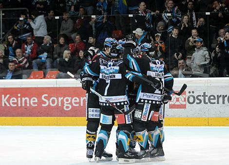 Die Black Wings feiern das 3 zu 1 durch Gregor Baumgartner, EHC Liwest Black Wings Linz.