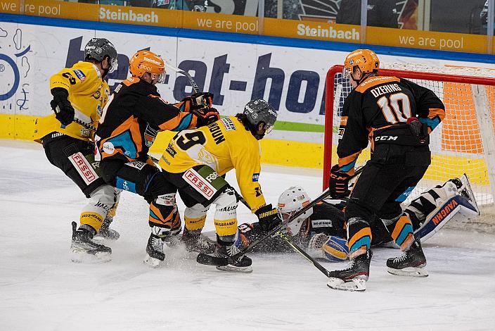 Tormann Jared Coreau (Steinbach Black Wings Linz), klärt vor Dante Hannon (HC Pustertal Wölfe), Steinbach Black Wings Linz vs HC Pustertal Wölfe, bet-at-home ICE Hockey League