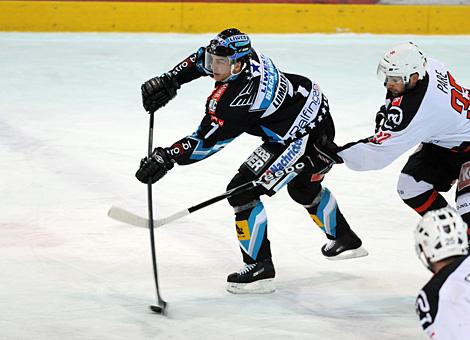 #7 Petri Liimatainen, Verteidiger, Liwest Black Wings Linz verfolgt von der #32 Jean Philippe Pare, HK Acroni Jesenice.