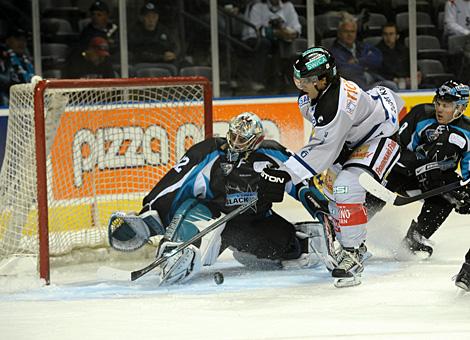 Alex Westlund, Liwest Black Wings Linz klaert vor dem Zuger Stuermer #9 Thomas Rufenacht.