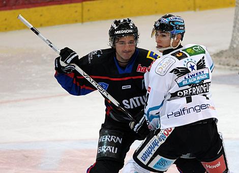 #74 Daniel Oberkofler, EHC Liwest Black Wings Linz im Duell mit der #77 Martin Hinterstocker, Ingolstaedter.