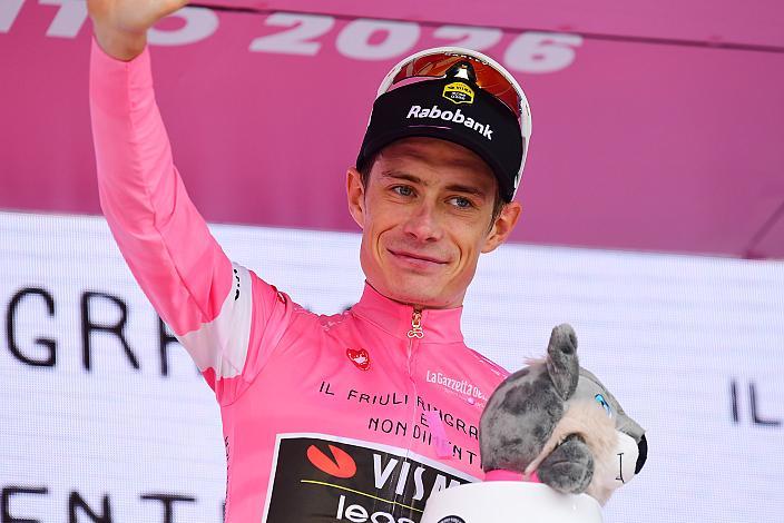  Im Rosa Trikot des Gesamtführenden des Giro d´ Italia Jonas Vingegaard (DEN, Team Visma - Lease a Bike) Gemona del Friuli 1976-2026 - Piancavallo, 109. Giro d Italia