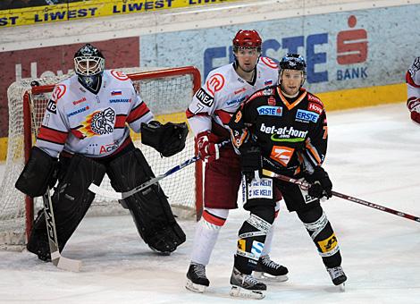 Gregor Baumgartner Liwest Black Wings Linz vor dem Tor des HK  Acroni Jesenice gehuetet von Dov Grumet-Morris.