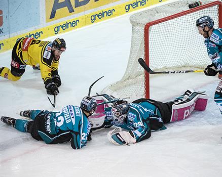 Tormann Michael Ouzas (EHC Liwest Black Wings Linz) klaert vor Rafael Rotter (UPC Vienna Capitals) EHC Liwest Black Wings Linz vs UPC Vienna Capitals