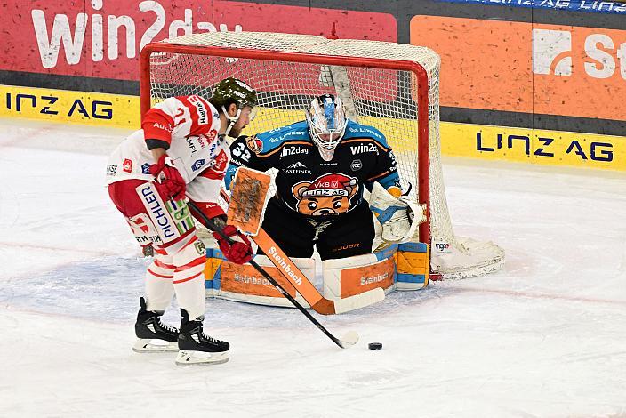 Antonio Salanitri (HCB Suedtirol Alperia), Tormann Rasmus Tirronen (Steinbach Black Wings Linz)  Win2Day ICE Hockey League,  Steinbach Black Wings Linz vs  HCB Südtirol Alperia,  Linz AG Eisarena 