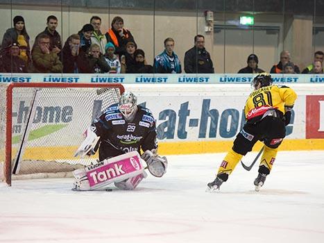 Michael Ouzas, Linz klaert gegen Kristopher Foucault (UPC Vienna Capitals, #81), EHC Liwest Black Wings Linz vs UPC Vienna Capitals