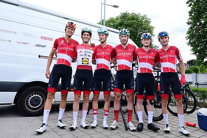 v.l. Valentin Hofer (AUT, Austria), Paul Verbnjak (AUT, Austria), Rainer Kepplinger (AUT, Austria), Alexander Hajek (AUT, Austria), Sebastian Putz (AUT, Austria), Tor of Austria Sieger Gregor Mühlberger (AUT, Austria) feiern 5. Etappe von Langenlois nach Wien, 109km, Tour of Austria