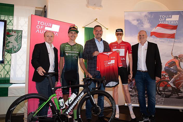v.l. Team Manager Dominik Hrinkow (AUT, Hrinkow Advarics Cycleang Team), Maximilian Kabas (AUT, Hrinkow Advarics), Sportstadtrat Christian Baumgarten, Sportlicher Leiter Andreas Hofer (AUT, Hrinkow Advarics), Präsentation 2. Etappe, Maria Taferl Steyr 