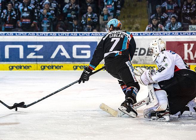 Im Bild: Brian Lebler (EHC Liwest Black Wings Linz), vor Tormann Dominik Groh (HC Orli Znojmo),  Eishockey,  EHC Liwest Black Wings Linz vs HC Orli Znojmo