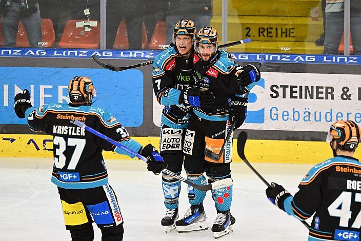 Brian Lebler (Steinbach Black Wings Linz) und Niklas Würschl (Steinbach Black Wings) feiern das Tar zum 1 zu 0, Semifinale 2, Win2Day ICE Hockey League, 2. Semifinale, Steinbach Black Wings Linz vs EC KAC,  Linz AG Eisarena 
