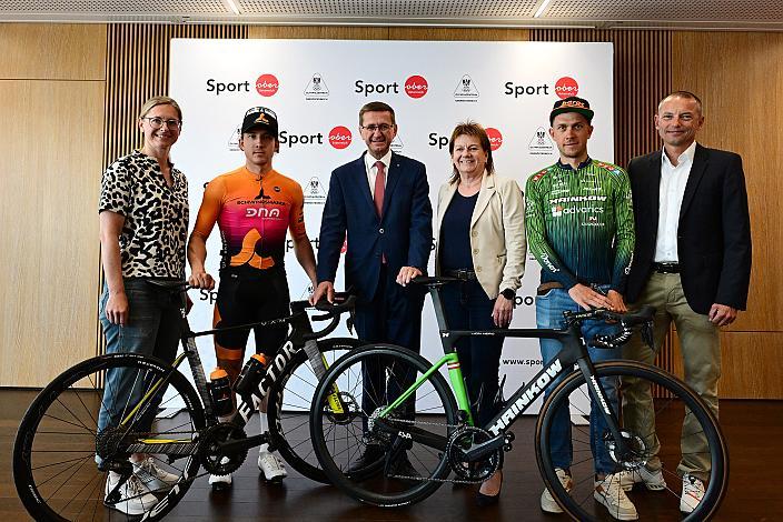 v.l. Helga Mitmasser (Tour - Direktorin), Marvin Hammerschmid (AUT, Cycling Team Schwingshandl), Oberösterreich Wirtschafts- und Sport-Landesrat Markus Achleitner (ÖVP), Vizebürgermeisterin Mag. Karin Hörzing, Stadt Linz, Riccardo Zoidl (AUT, Hrinkow Advarics), Alois Badegruber (LRV Oberösterreich) Pressekonferenz Int. Raiffeisen Oberösterreich Rundfahrt (UCI Kat. 2.2), Olympiazentrum Linz  