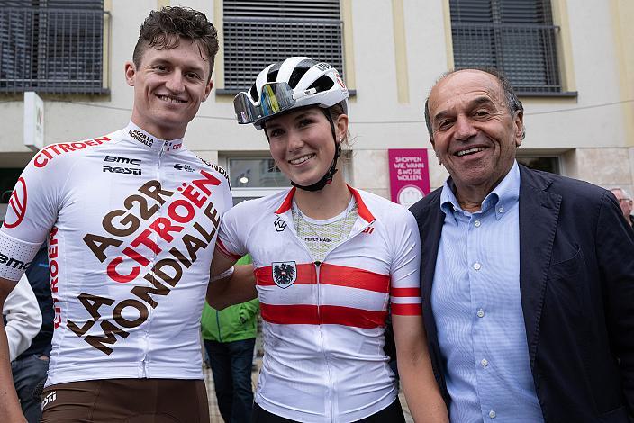 v.l. Felix Gall (AUT, AG2R Citroen Team), Leila Gschwentner (AUT, MAXX-Solar Rose Woman Racing), Paul Resch (Präsident LRV Oberösterreich) Radsport Wels, 24. Innenstadtkriterium