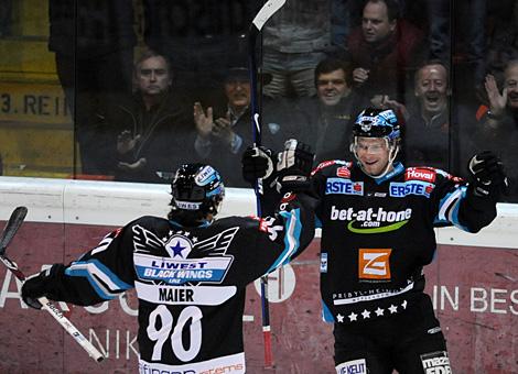 Markus Schlacher, der Torschuetze  und Patrick Maier, Liwest Black Wings Linz jubeln ueber das Tor zum zu 0 fuer Linz.