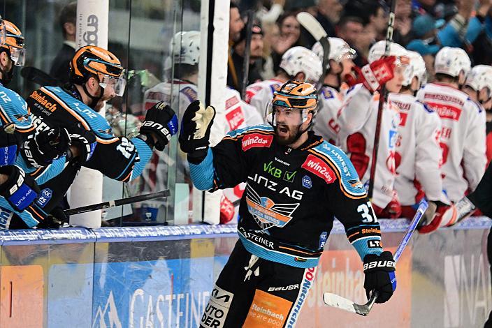 Das Team der Steinbach Black Wings Linz feiern das Tor zum 2  zu 1 durch Andreas Kristler (Steinbach Black Wings Linz), Semifinale 4, Win2Day ICE Hockey League, 4. Semifinale, Steinbach Black Wings Linz vs EC KAC,  Linz AG Eisarena